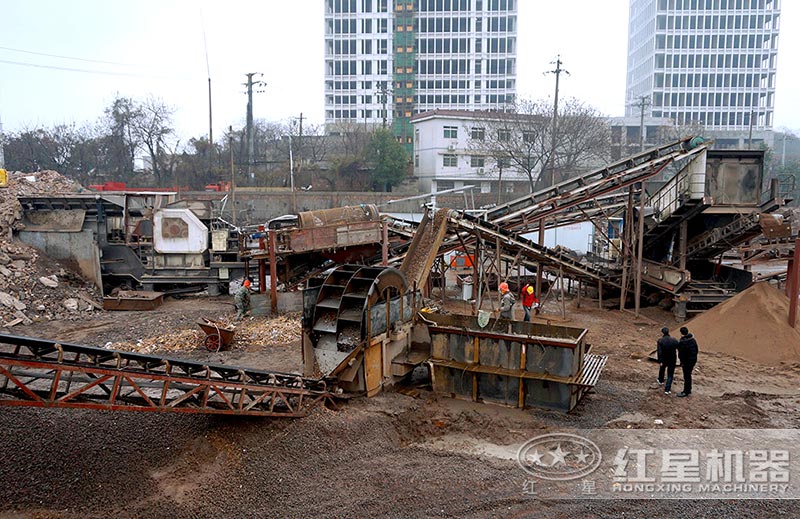 小型建筑垃圾粉碎機建筑現(xiàn)場圖